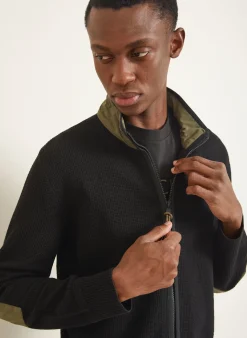 Strickjacke im Materialmix