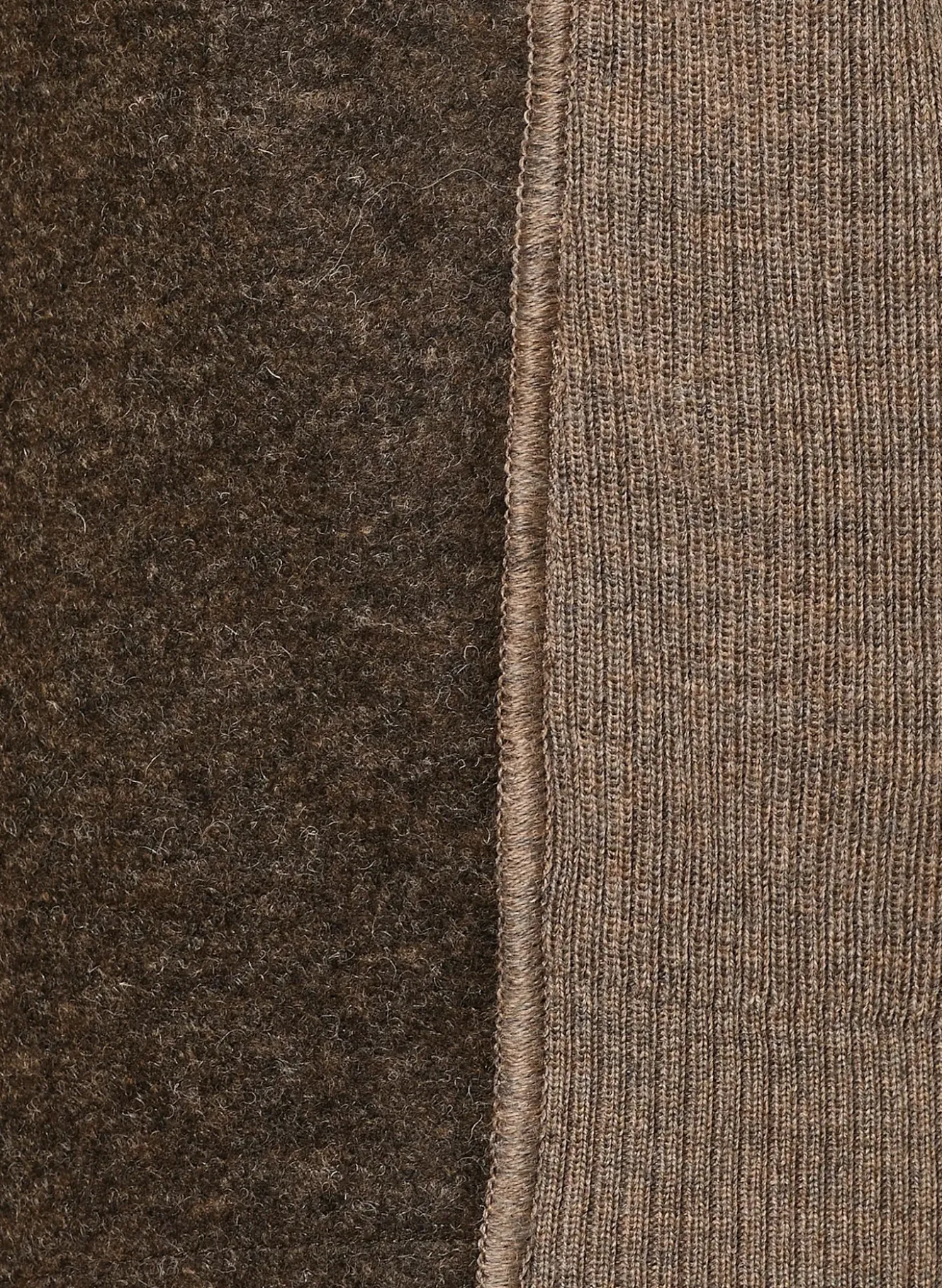 Strickweste im Materialmix