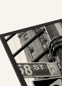 Wandbild ÜBERFÜLLTES STRAßENSCHILD mit Rahmen