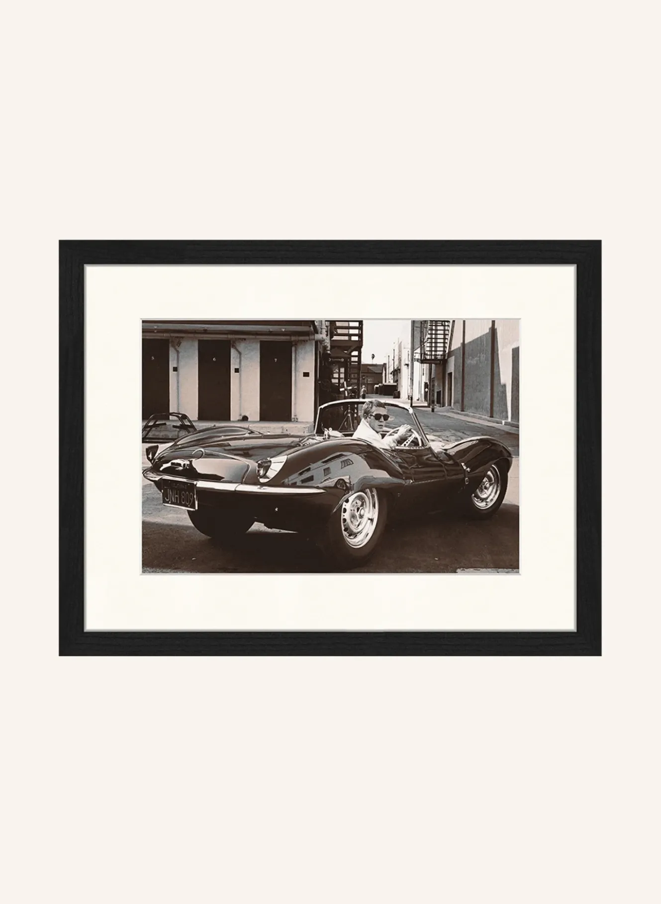 Wandbild STEVE MCQUEEN IN SEINEM JAGUAR mit Rahmen