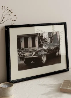 Wandbild STEVE MCQUEEN IN SEINEM JAGUAR mit Rahmen