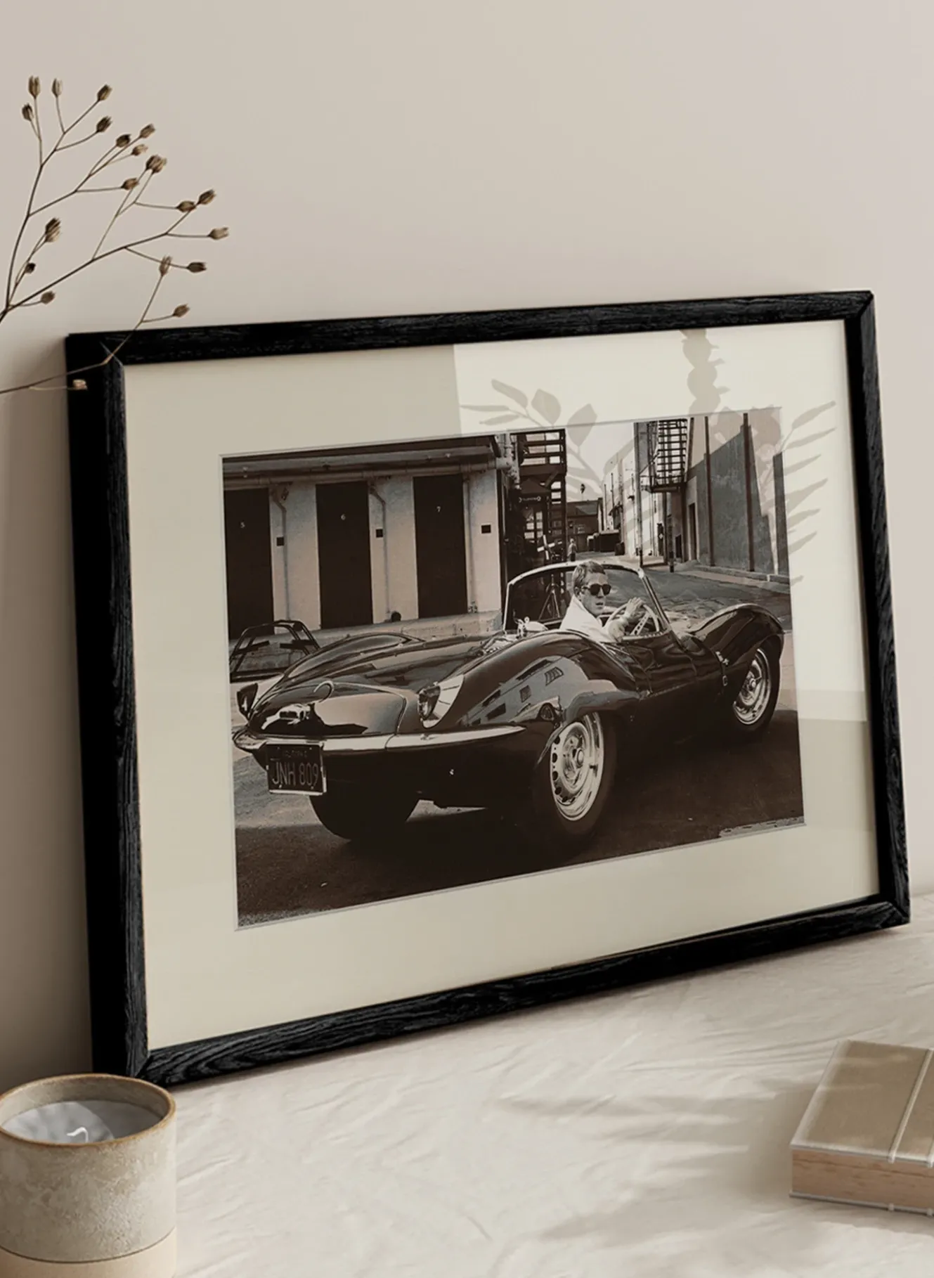 Wandbild STEVE MCQUEEN IN SEINEM JAGUAR mit Rahmen