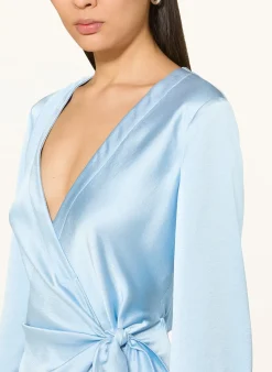 Wickelkleid aus Satin